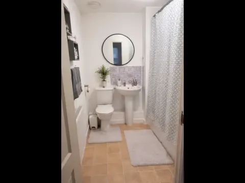 Bathroom - 2-bed flat in Oxford