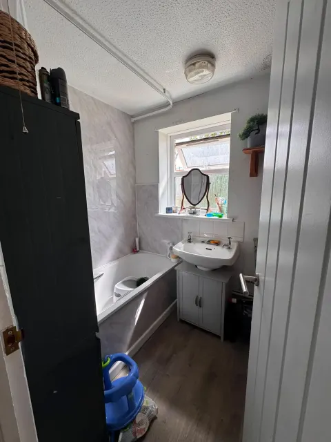 Bathroom - 2-bed house in Yeovil