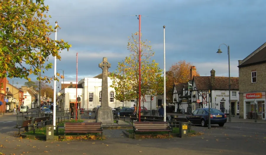 Biggleswade town centre and war memorial.
